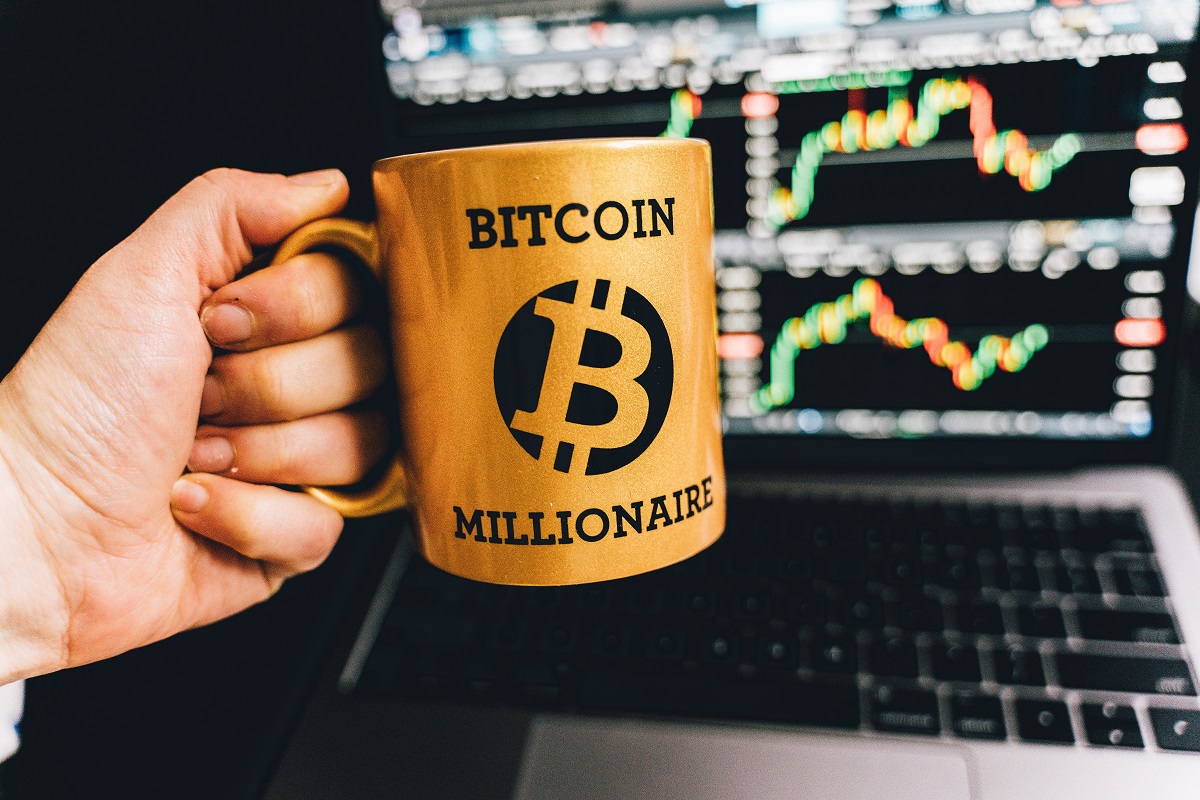 bitcoin cup with laptop